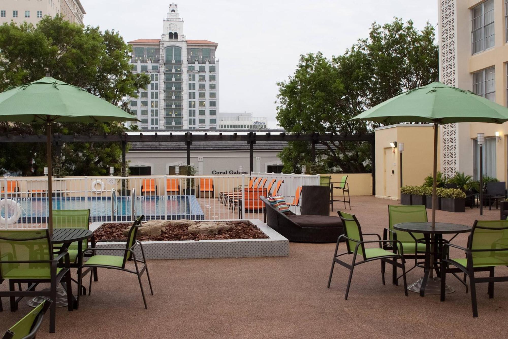 Courtyard Miami Coral Gables Exterior foto